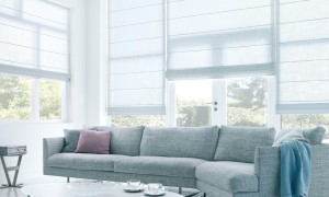 Lichtdoorlatende vouwgordijnen in huis.