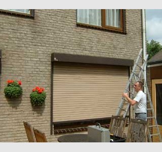 port9.jpg Rolluiken geplaatst, als bescherming tegen de zon.