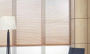 Houten jaloezieën en kunststof jaloezieën verkrijgbaar bij Airlux Texstof.